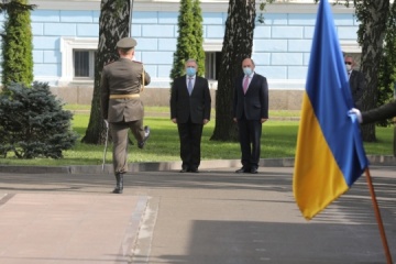 Robert Wallace arrive en Ukraine pour une visite officielle