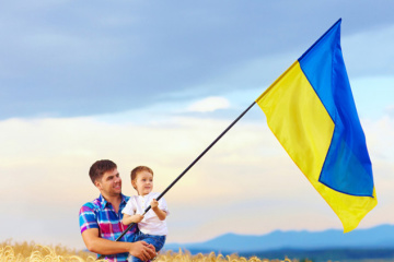 L'Ukraine célèbre la Journée du drapeau national