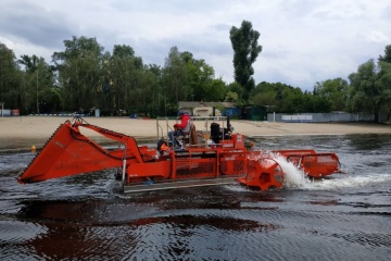 Водойми біля пляжів Києва очистили від 270 тонн водоростей