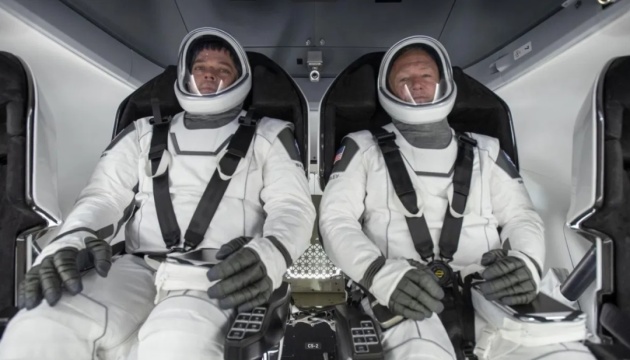 Капсула Crew Dragon з двома астронавтами на борту повернулася на Землю