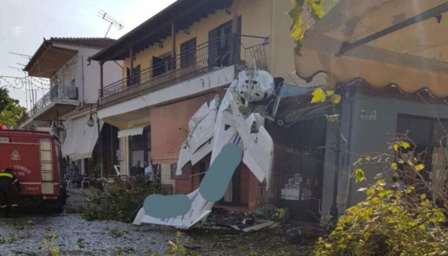 У Греції легкомоторний літак упав на житловий будинок