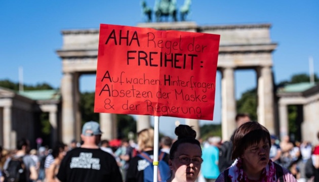 COVID-протести у Німеччині. Як об’єдналися праві, ліві й конспірологи  