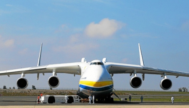 Le plus gros avion-cargo du monde, l'Antonov AN 225 se pose à Châteauroux