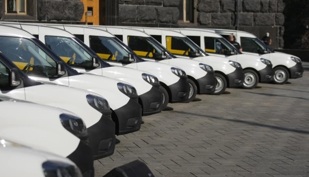 PM Shmyhal hands over cars for Ukrposhta mobile offices