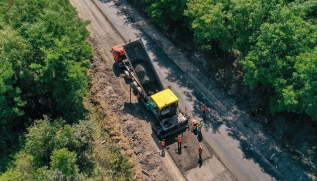 На Вінниччині ремонтують ділянку міжнародної траси М-21