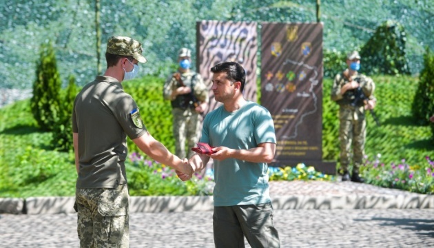 El presidente entrega premios a militares ucranianos en el Donbás