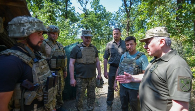 Zelensky visita la primera línea del frente para revisar si se cumple el alto el fuego