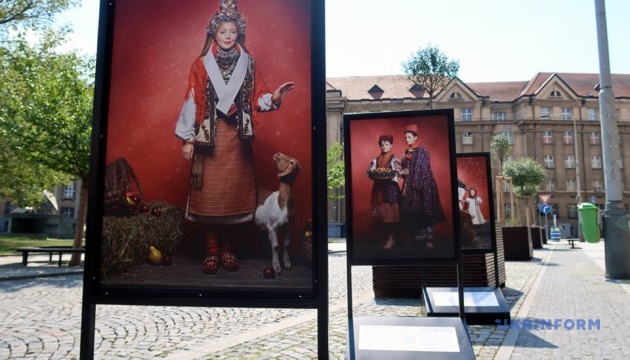 Фотовиставка у Празі розповідає про український костюм