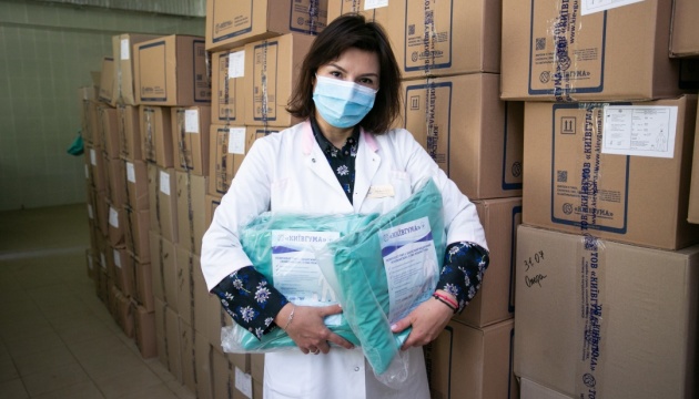 Київстар передав лікарням майже сім тисяч захисних костюмів