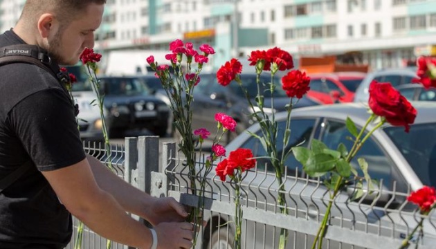 У Мінську люди несуть квіти до місця загибелі протестувальника