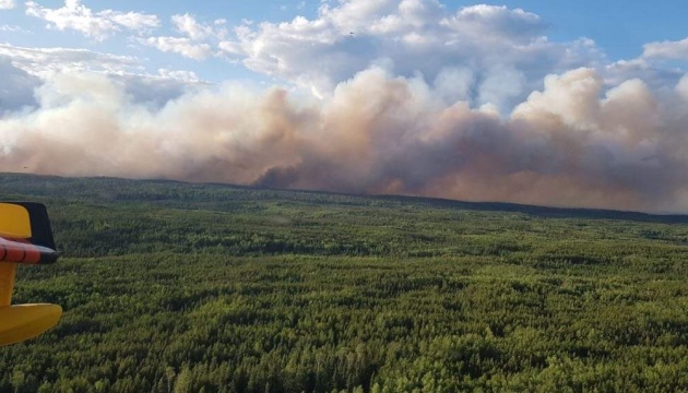 Лісова пожежа упритул наближається до міста на півночі Канади