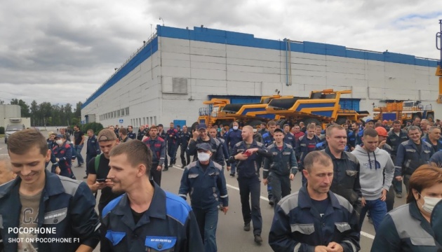 БелАЗ і не тільки: до страйку у Білорусі підключаються великі підприємства