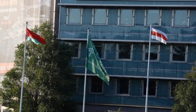 Посольство Білорусі у Швеції підняло біло-червоно-білий прапор