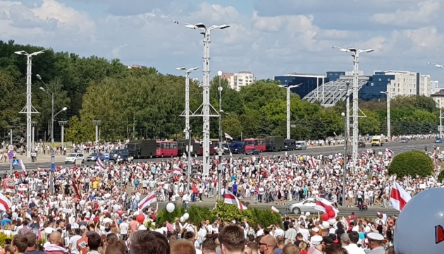 У Мінську вже понад 100 тисяч мітингувальників вимагають відставки Лукашенка