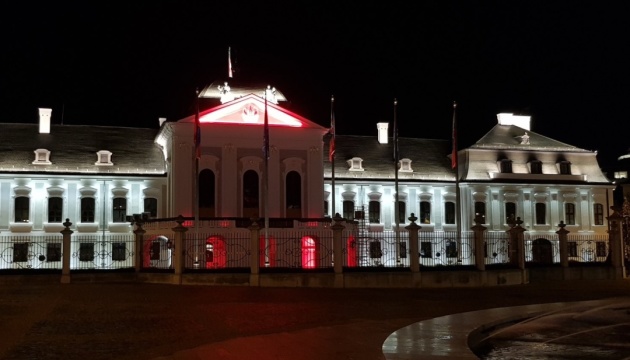 Палац президентки Словаччини засяяв кольорами біло-червоного прапора Білорусі