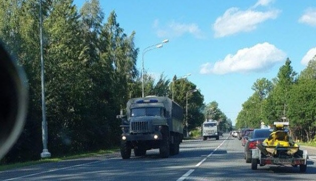 ЗМІ повідомили про колону автозаків РФ без номерів, що прямують до кордону з Білоруссю