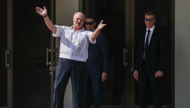Лукашенко на гвинтокрилі залишає президентський палац - ЗМІ