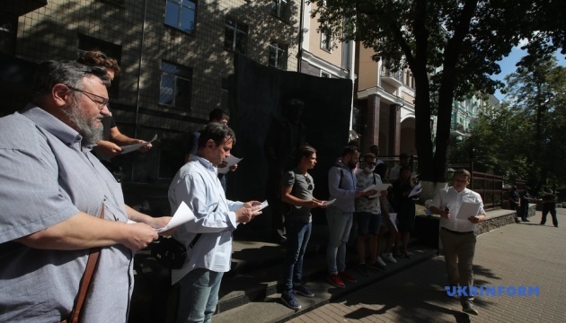 Хористи підтримали білорусів співами під посольством у Києві