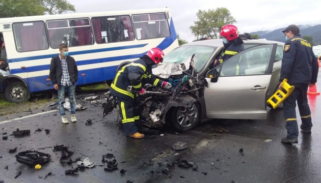 Kollision zwischen Bus und Pkw in Oblast Lwiw: Eine Person tot, zwei verletzt