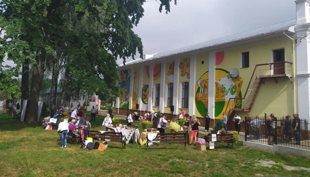 На Львівщині відкрили мурал, присвячений яворівській іграшці