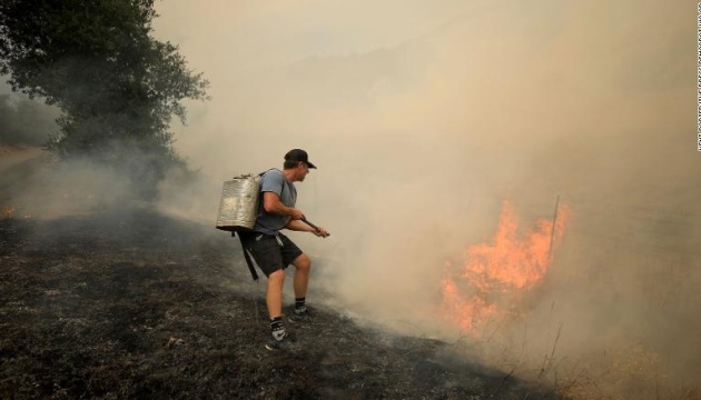 Лісові пожежі у Каліфорнії: троє загиблих, тисячі евакуйованих