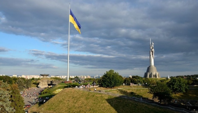Сьогодні у Києві замінять полотнище головного прапора України