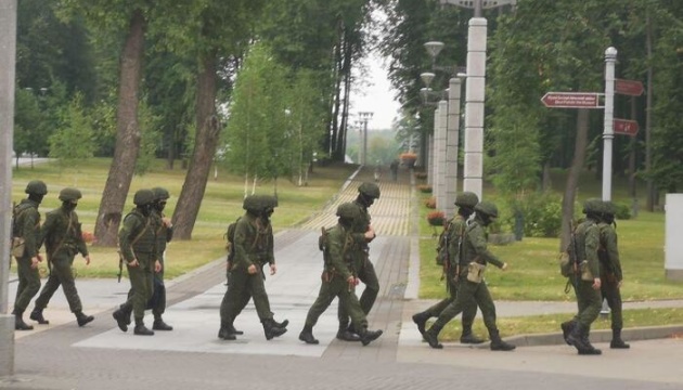 Біля стели в Мінську помітили військових  зі зброєю