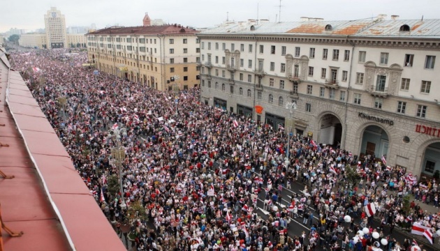 На головній площі Мінська зібралися десятки тисяч учасників акції протесту