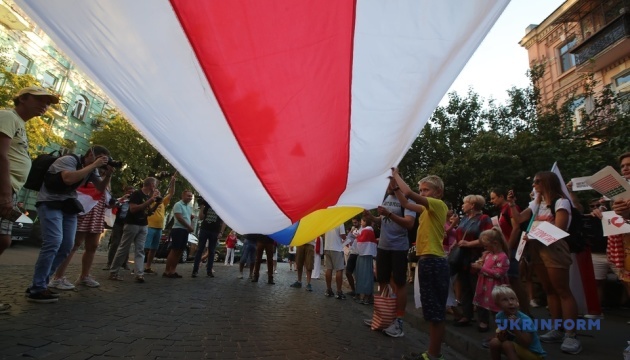 У Києві знову утворили живий ланцюг солідарності з білоруським народом