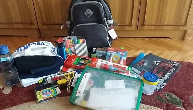 «Портфелики від діаспори» отримали понад 100 школярів зі Львівщини