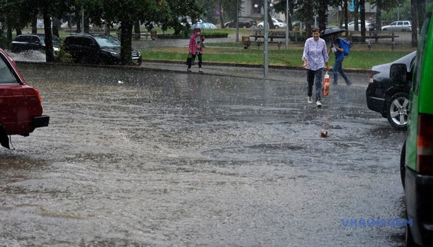 Злива у Києві підтопила Берестейський проспект і вулицю Борщагівську 