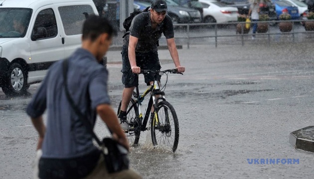 Зливи та сильний вітер: в Україну суне негода
