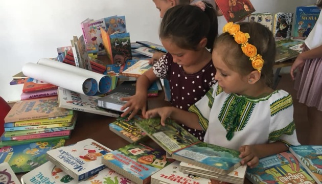Українська суботня школа в Анталії отримала більше 200 книг для своєї бібліотеки