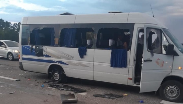Під Харковом обстріляли автобус з членами організації Киви