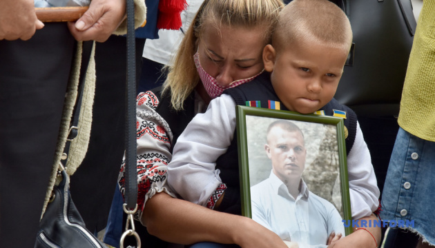 Сім'ї загиблих під Іловайськом та Дебальцевим військових пікетували посольство РФ у Києві