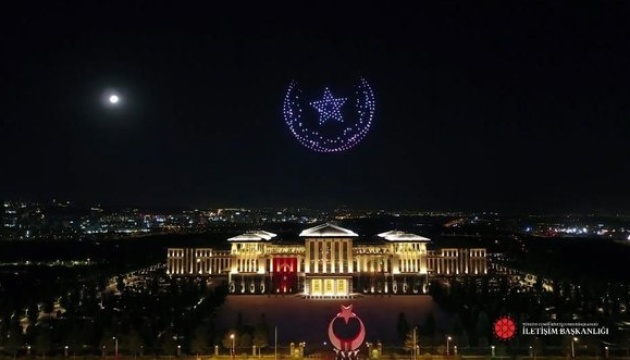 У Туреччині влаштували світлове шоу з участю 300 дронів