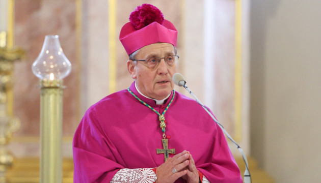 Католицького архієпископа не пустили в Білорусь через “недійсний паспорт”