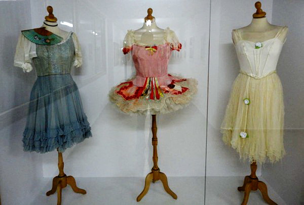 6 Балетные костюмы Варвары Каринской для Русского балета в Монте-Карло. Слева - Коппелия, акт 2, Коппелия, акт 1, и Жизель, акт 2. 4