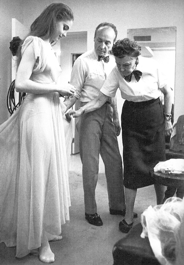 15Б. Джордж Баланчин и Варвара Каринска подгоняют балерине Сюзанн Фаррелл костюм для Дон Кихота, 1965 г._