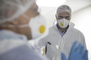 Bürgermeister Klitschko besucht eines der Hauptkrankenhäuser für Patienten mit COVID-19