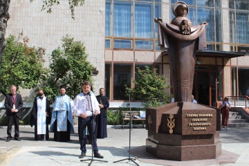 В музеї Тернополя відкрили й освятили монумент «Свята Покрова - опікунка українського війська»