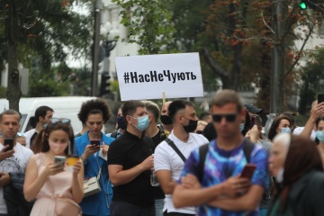 Під Кабміном мітингують представники шоубізнесу