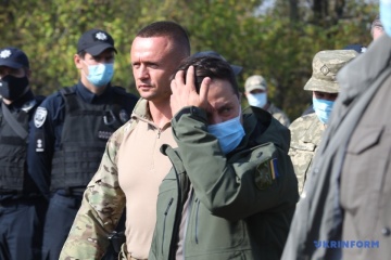 Absturz von Militärflugzeug: Selenskyj besucht Unglücksstelle und verspricht Familien der Opfer Hilfe