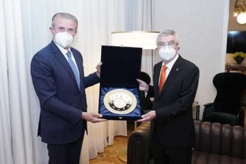 Bubka entrega al presidente del COI la invitación de Zelensky para visitar Ucrania 