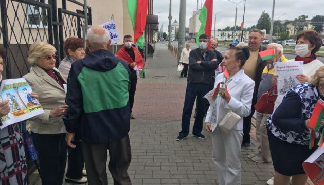 Прибічники Лукашенка прийшли до генконсульства Польщі в Гродно