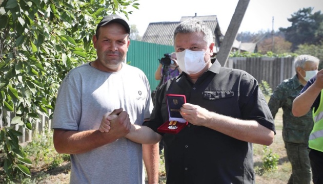 Аваков нагородив медаллю мешканця Гороб’ївки, який врятував від пожежі 20 будинків