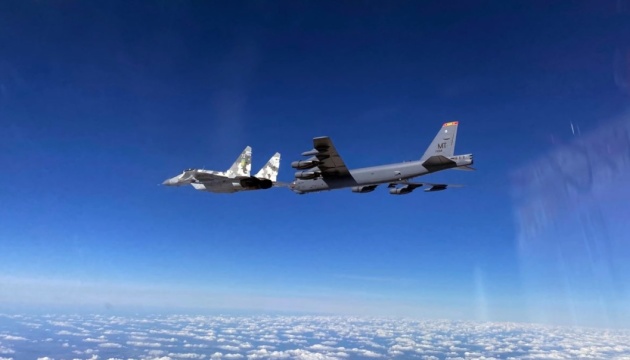 Zwei US-Bomber B-52 fliegen Patrouillenflug über der Ukraine