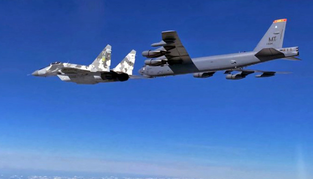 Dos bombarderos estadounidenses B-52 vuelan patrullando sobre Ucrania