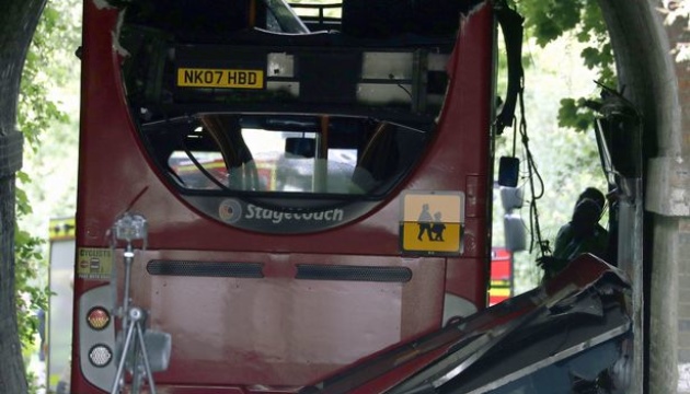 У Британії шкільний автобус в’їхав у міст, постраждали 15 дітей