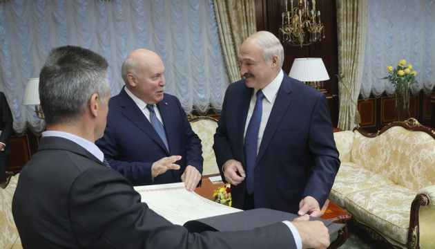 Посол РФ подарував Лукашенку мапи білоруських губерній у Російській імперії